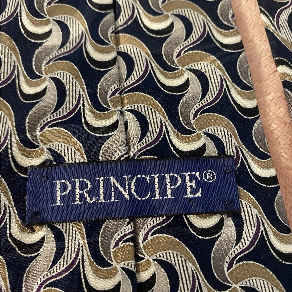 Elegant Black and Gold Patterned Tie - Picture 5 of 7